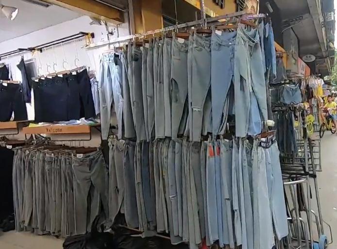 實(shí)拍廣州昌崗尾貨批發(fā)市場 低價(jià)服裝吸引全球采購商